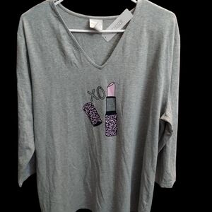 Chico's Gray Long Sleeve Tee with Pink Lipstick Design